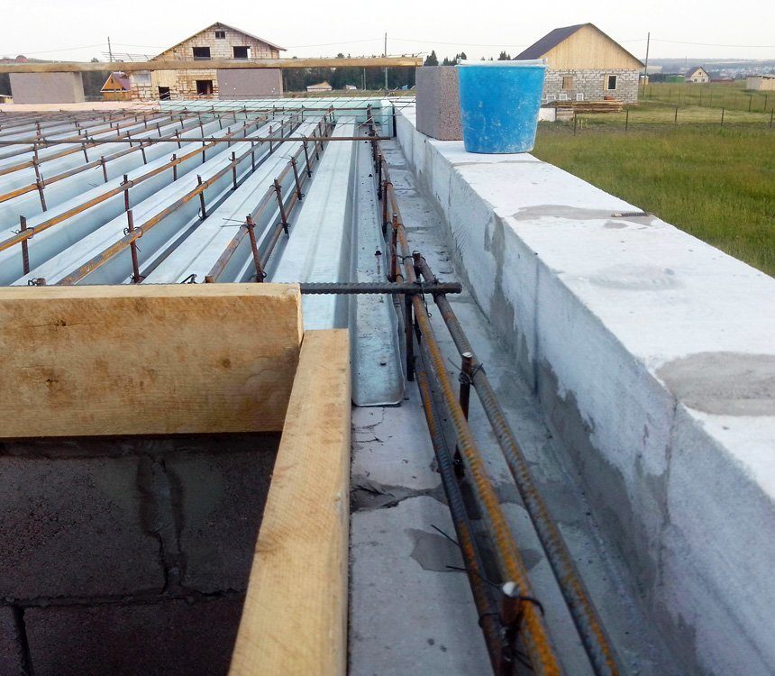 монолітна стяжка за профнастилом